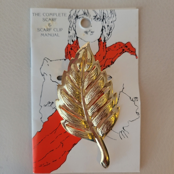 Vintage Italian Scarf & Leaf Scarf Clip ~ 1970s-1980s? ~ Pretty Paisley Pattern - Picture 3 of 16